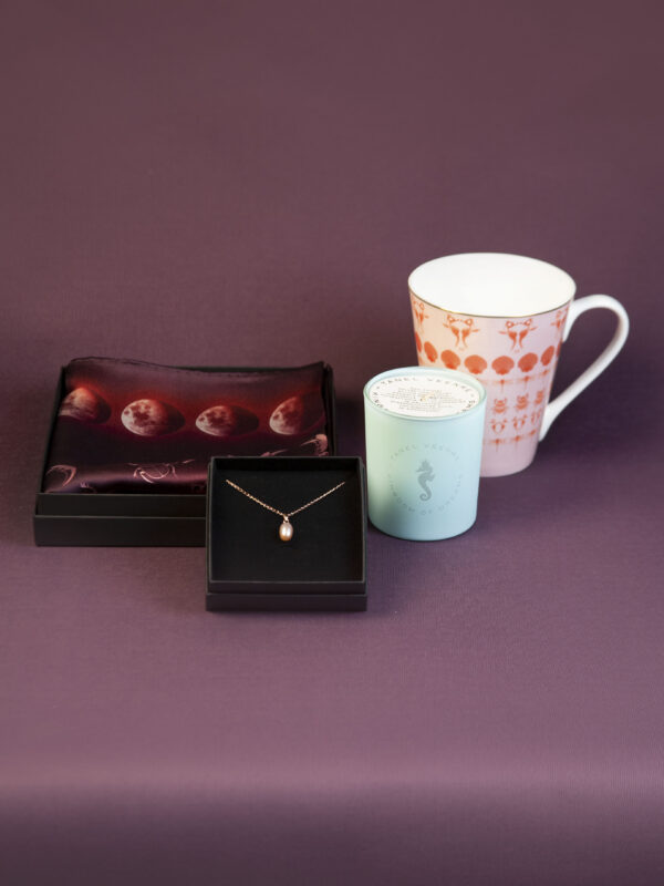 Kingikombo - siidrätik, ripats, kruus ja küünal